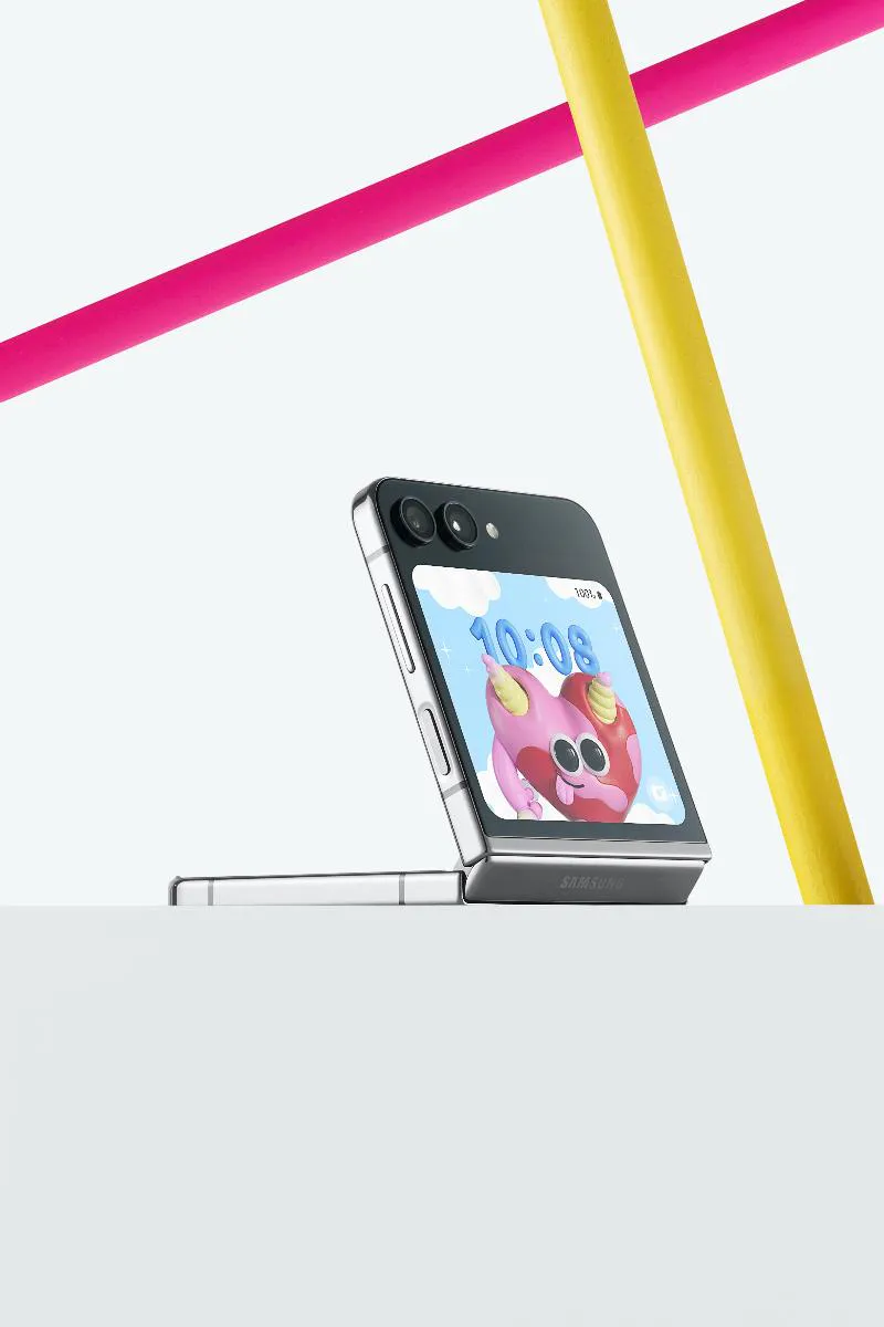 Galaxy Z Flip5 in Graphite, front view