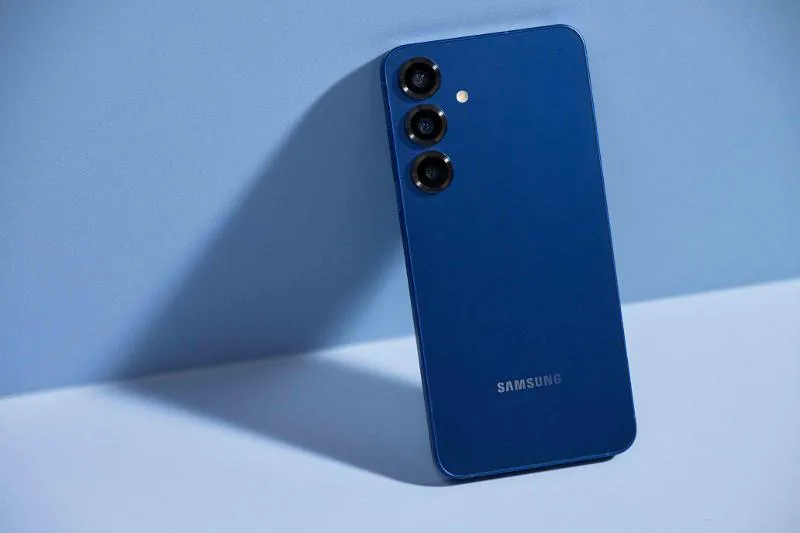 Galaxy S25 in Navy, front view