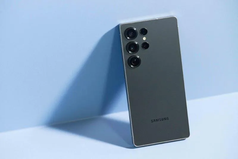 Galaxy S25 Ultra in Titanium Black, front view